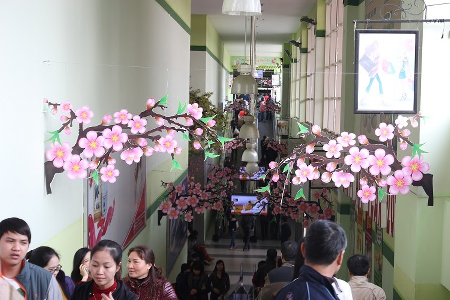 Thời điểm này, các siêu thị ở Hà Nội, đặc biệt là những siêu thị lớn như Metro, Big C lúc nào cũng đông nghẹt người đến mua sắm.